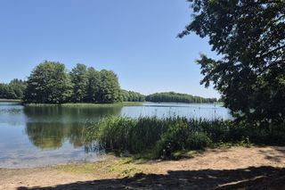 To jedno z największych jezior w Olsztynie. Kusi turystów piaszczystymi plażami