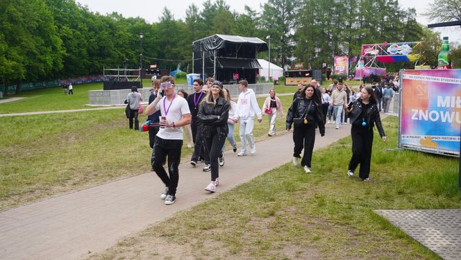 Kortowiada 2025. Koncerty na Plaży Kortowskiej przyciągnęły tłumy. Tak wyglądał drugi dzień imprezy!