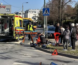 Motocyklista trafił do szpitala. Kierowca mazdy wymusił pierwszeństwo. Koszmarny wypadek w Warszawie