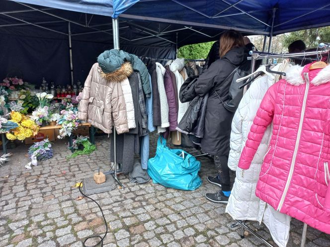 ​Trwa finał akcji „Podziel się kurtką - Przytul kurtkę” w Lesznie. Dzielących się i korzystających nie brakuje