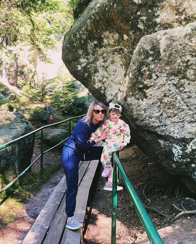 Pani Monika adoptowała niepełnosprawną Natalkę. „Moje życie jest tysiąc raz trudniejsze, a jednocześnie milion razy szczęśliwsze”