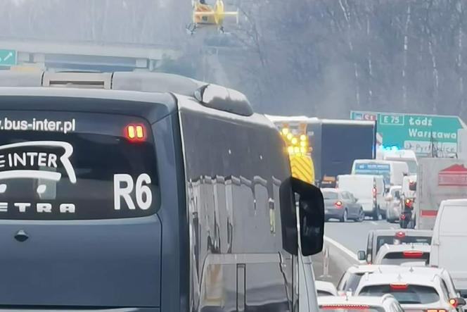 Wypadek na autostradzie A4 w Katowicach. Jedna osoba jest ciężko ranna. Lądował helikopter LPR