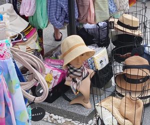 Wakacyjne pamiątki na straganach w nadmorskich kurortach