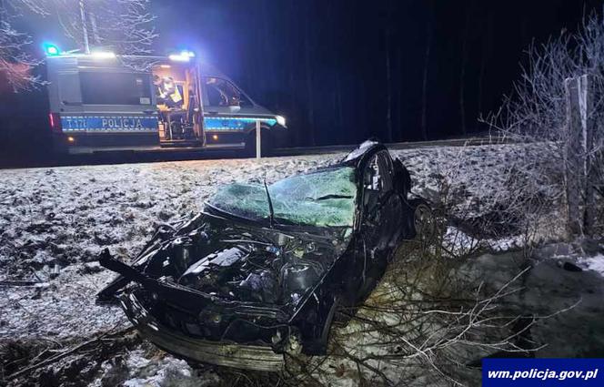 Drogowy horror niedaleko Olsztyna: Zginął 29-latek. Auto totalnie zmiażdżone [ZDJĘCIA]