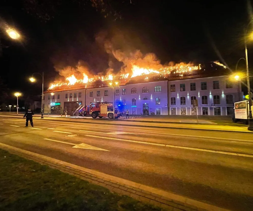 Pożar w galerii handlowej w Ełku. Dach spłonął momentalnie [Zdjęcia, Wideo]