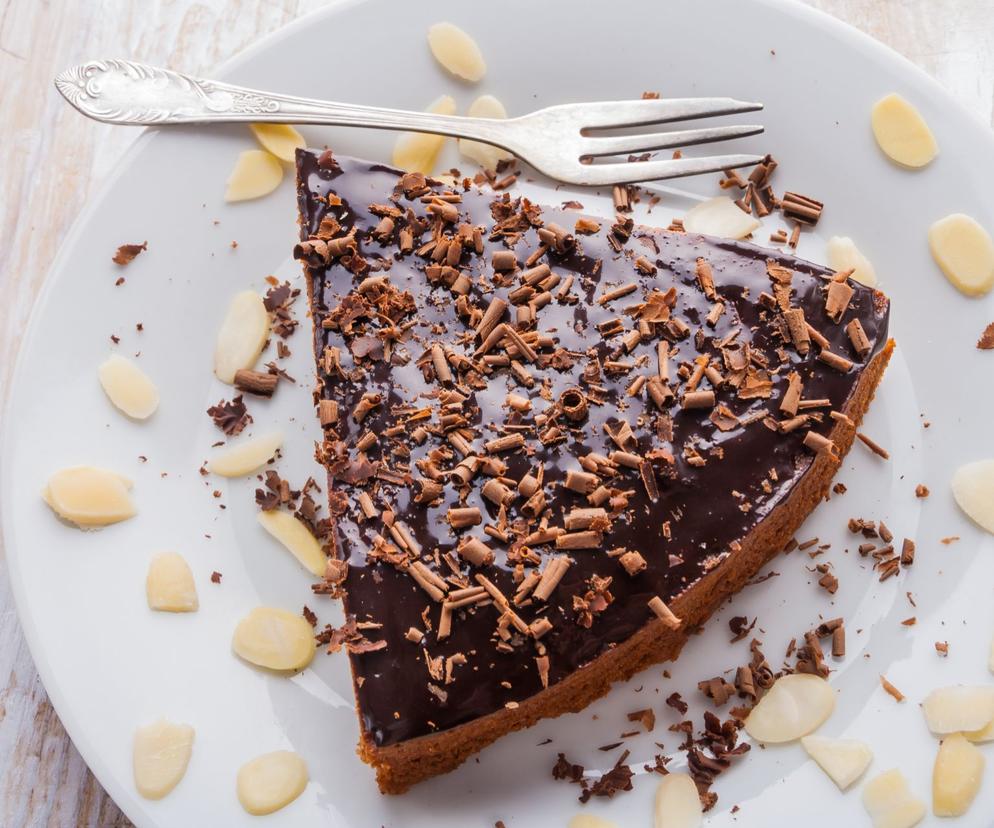 biszkopt z kremem karmelowo-czekoladowym