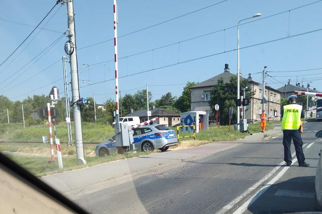 Śląskie. Policjanci kierowali ruchem na przejeździe kolejowym