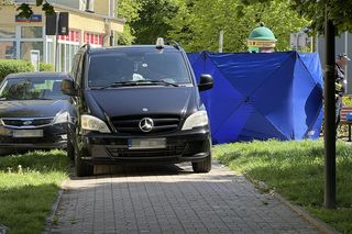 Makabra w biały dzień. Zwłoki mężczyzny leżały na skwerze. Na miejscu policja i prokurator