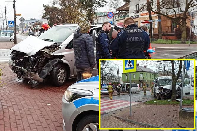 Makabryczna czołówka w Legionowie. Bus wylądował na drzewie. Są ranni