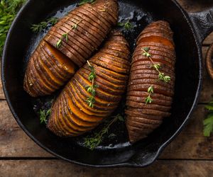 Pieczone bataty: przepis na słodkie ziemniaki hasselback