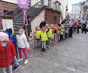 Przemarsz przedszkolaków z marzannami ulicami Grudziądza