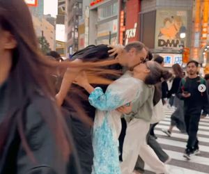 Anna Mucha w obłędnej kiecce migdali się z ukochanym na środku zatłoczonej ulicy! Co za sceny!