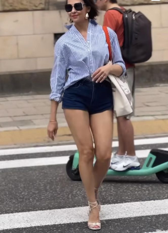 Anna Popek w krótkich szortach paraduje po mieście.