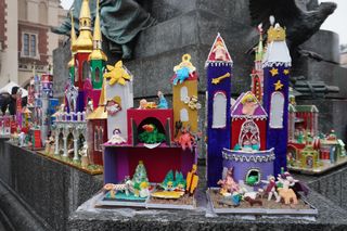 Szopki krakowskie na pomniku Mickiewicza 