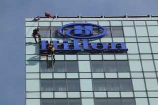 Fragment elewacji spadł z 27. piętra hotelu