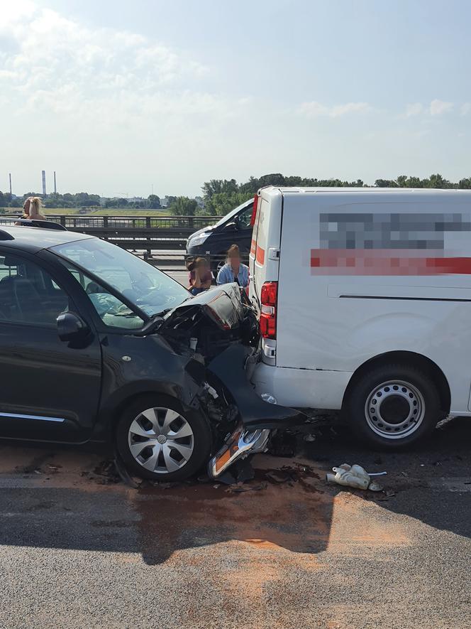 Karambol na Moście Łazienkowskim! Dwie osoby trafiły do szpitala, gigantyczny korek do centrum