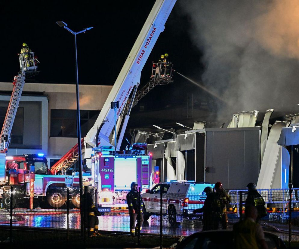 Pożar w przetwórni drobiu na Kaszubach. Trwają poszukiwania strażaka, który wpadł do zadymionej hali