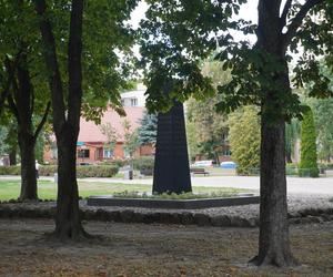 Plac Mordechaja Tenenbauma. To część Skweru przy Żabiej w Białymstoku