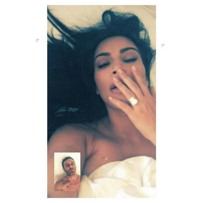 Kim Kardashian nago w łóżku