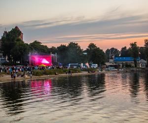 Wakacje 2024 w Pucku. Jakie gwiazdy pojawią się na zielnej plaży? 