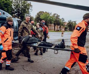 Policyjny Black Hawk podczas powodzi