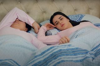 Alper zboczeńcem! Rankiem zakradnie się do sypialni kobiet.