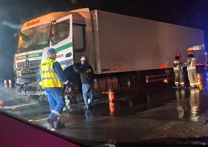 Trasa S1 zablokowana. TIR rozbił się o barierki
