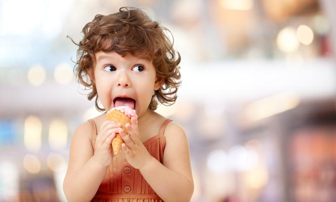 Dlaczego lody są lepsze od słodyczy? Pediatrzy podali zaskakującą odpowiedź