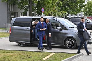 Wielkie wejście Trzaskowskiego do TVP. Zdjęcia uchwyciły każdy krok