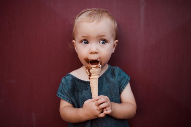 Maluch kocha lody, deserki mleczne i ketchup? Oprócz cukru, zagrażać mu może ten składnik