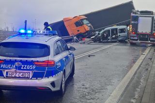 Wypadek w Kołbieli. Tir roztrzaskał osobówkę. Nie żyje jedna osoba