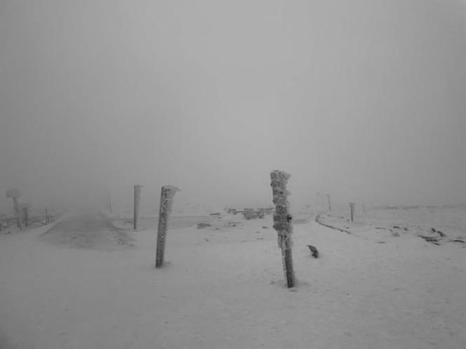 Sroga Śnieżka zimą! Te zdjęcia robią wrażenie! [GALERIA]