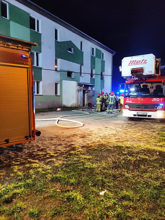 Nocny pożar w budynku w Toruniu. Cztery zastępy straży w akcji