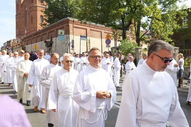 Tysiące kobiet i dziewcząt na pielgrzymce do Piekar Śląskich. "Jestem w Kościele, więc idę"