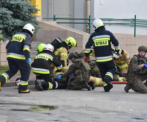 Efektowne ćwiczenia WOT w Czernikowie pod Toruniem. Scenariusz zakładał atak przeciwnika na szkołę z kilkudziesięcioma uczniami