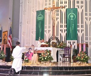 Polonia modliła się przy relikwiach pierwszego świętego millenialsa