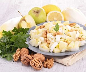 Surówka z cykorii i  jabłka: szybka do przygotowania dawka witamin