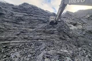 Makabryczny wypadek w kopalni w Wiśle! Skały przysypały operatora koparki [ZDJĘCIA]