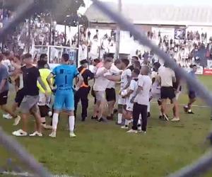 W kraju mistrzów świata biją piłkarzy! Niezadowoleni kibice wdarli się na boisko, gorszące sceny 