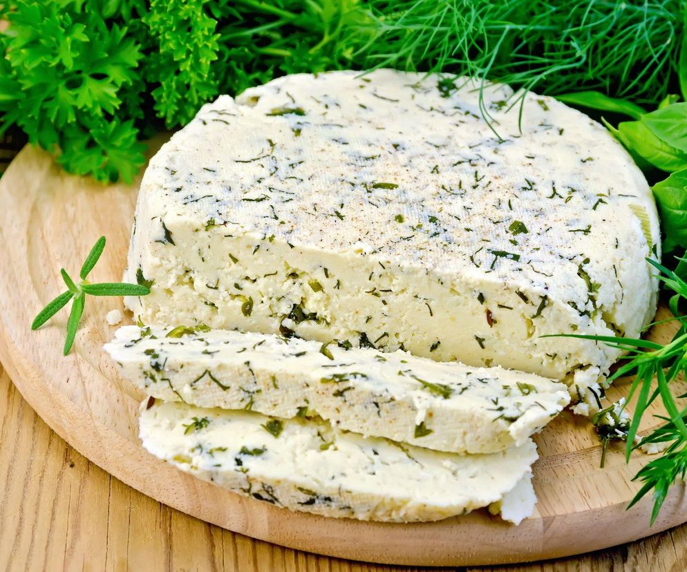 Jak zrobić ser domowej roboty? Prosty przepis z 3 składników 