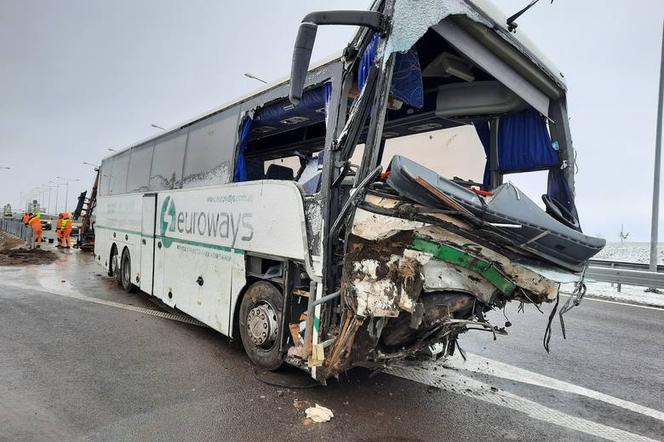 RAPORT Z ANTENY 22.03.2021: Tragiczny wypadek ukraińskiego autokaru na autostradzie A4. Lewandowski z orderem od prezydenta RP