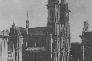 Widok na Plac Kościelny. Przed kościołem widoczny jadący tramwaj /1918 - 1939 