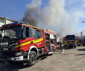 Pożar hali w Nowym Dworze Mazowieckim. Jedna osoba poparzona. Pilna ewakuacja pracowników