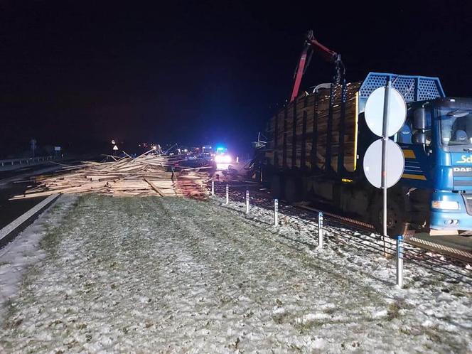 Grajewo. Pędzący kierowca skody rozbił się na ciężarówce z drewnem [ZDJĘCIA]