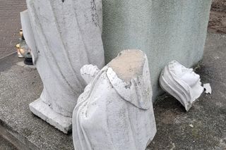 Zniszczona figura Maryi na bydgoskim cmentarzu. Ma niemal dwa metry. Ktoś ją musiał przewrócić. Przykry widok