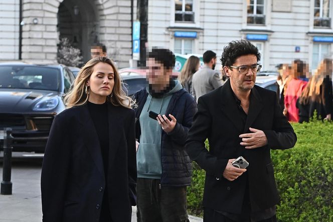 Kuba Wojewódzki z partnerką  na premierze "Hamleta"