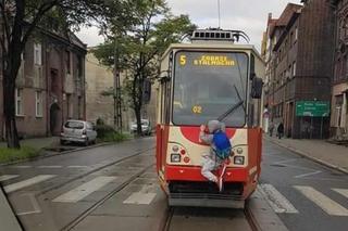 Nastolatek podróżował na zderzaku tramwaju w Bytomiu