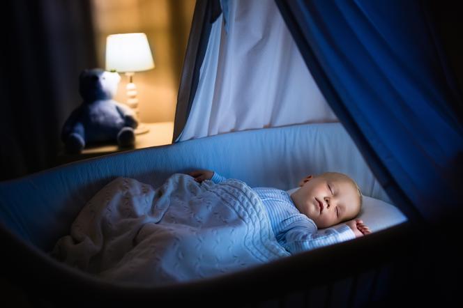 Jak nauczyć dziecko spać w łóżeczku?