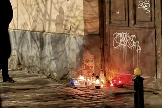 Policjant zginął w epicentrum nielegalnego biznesu. Kiedy palili mu znicze, obok handel trwał w najlepsze