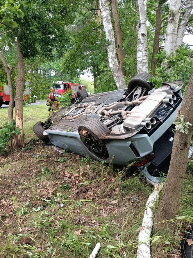 Sportowym bmw roztrzaskał się na drzewie. Wypadek pod Legionowem